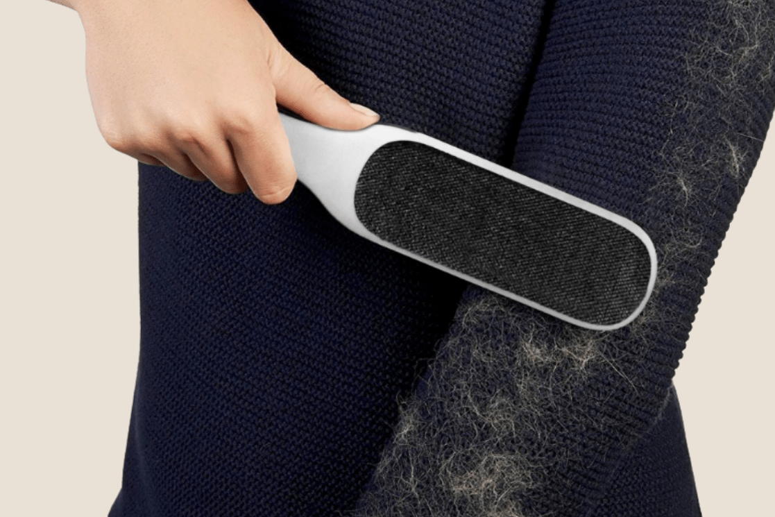 Hoe houd je je kleding pluis- en haarvrij met een kledingborstel? - STEAMRS