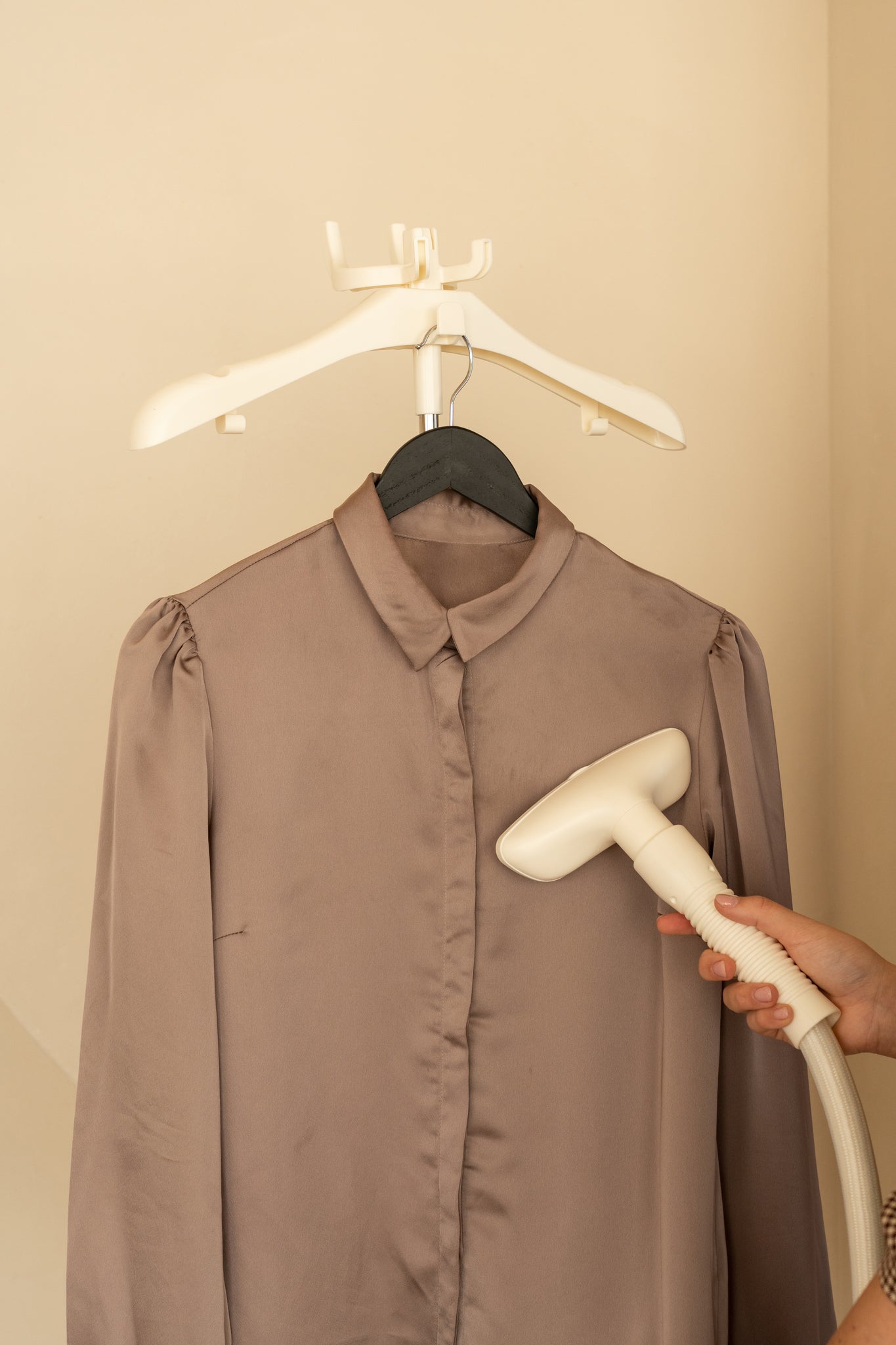 Professional garment steamer - Sand