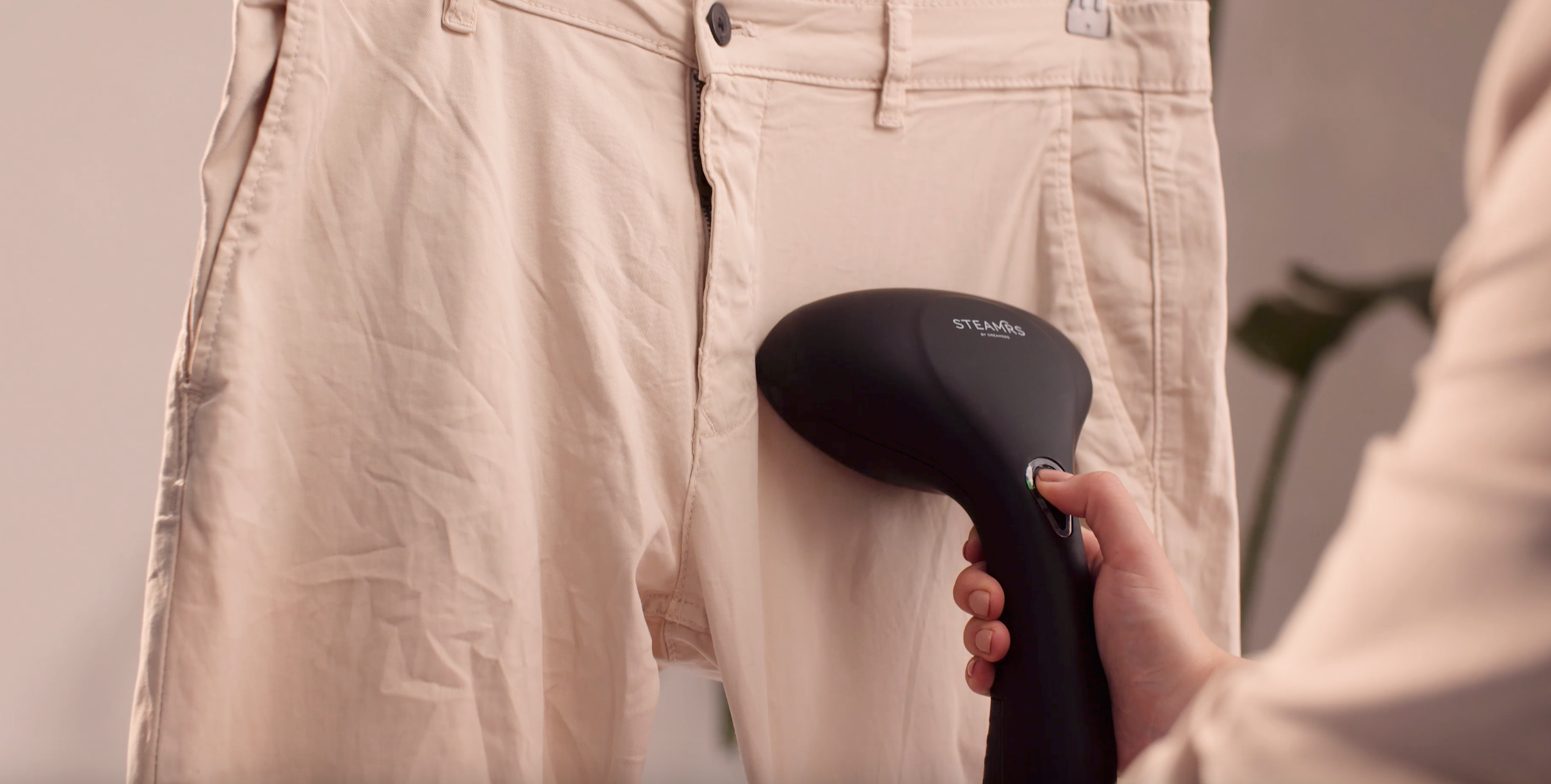 A garment steamer like no other. Ideal for travel, clothing and curtains.